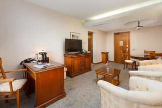 Отель Ramada Parc Hotel Бухарест Люкс с 1 кроватью размера «king-size», доступом в спа-центр и бесплатным трансфером от или до аэропорта-8