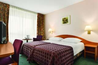 Отель Ramada Parc Hotel Бухарест Улучшенный номер с 2 ​​односпальными кроватями-1