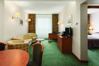 Отель Ramada Parc Hotel Бухарест Люкс с 1 кроватью размера «king-size», доступом в спа-центр и бесплатным трансфером от или до аэропорта-10