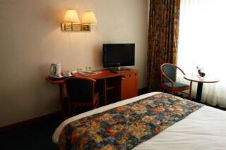 Отель Ramada Parc Hotel Бухарест Улучшенный номер с 1 кроватью размера «queen-size»-1
