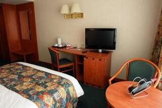 Отель Ramada Parc Hotel Бухарест Улучшенный номер с 1 кроватью размера «queen-size»-2