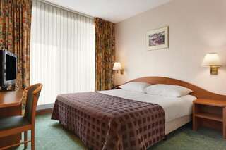 Отель Ramada Parc Hotel Бухарест Улучшенный номер с 1 кроватью размера «queen-size»-5